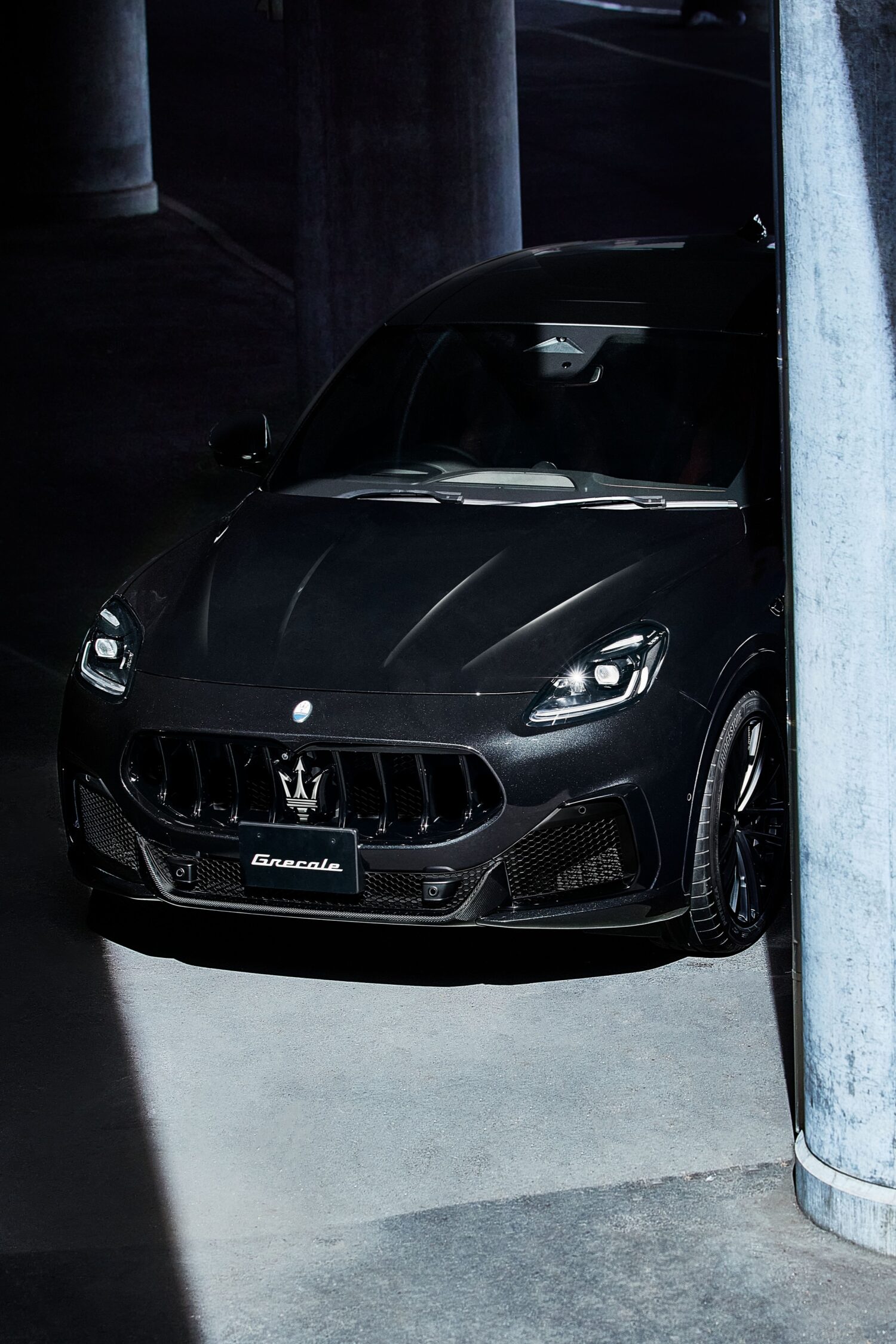 今回の日本限定仕様車は黒への拘りを追求。2022年に初めてシリーズとして登場し好評を得た「ギブリ」と「レヴァンテ」に次ぎ「グレカーレ・トロフェオ」で10台登場。