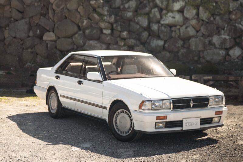 日産セドリック・グランツーリスモSV（FR/4AT）「ハコ」のセダンの魂と共に