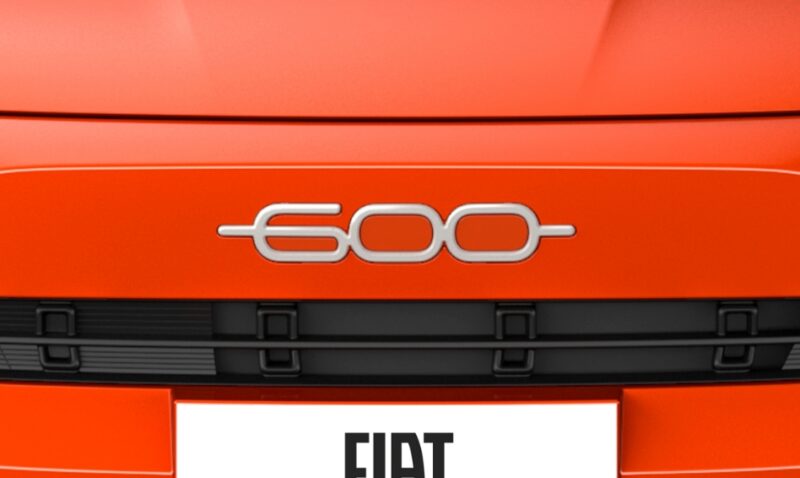フィアット600eに初の特別仕様車　ラ・プリマ・ホワイトパッケージ　価格据え置き