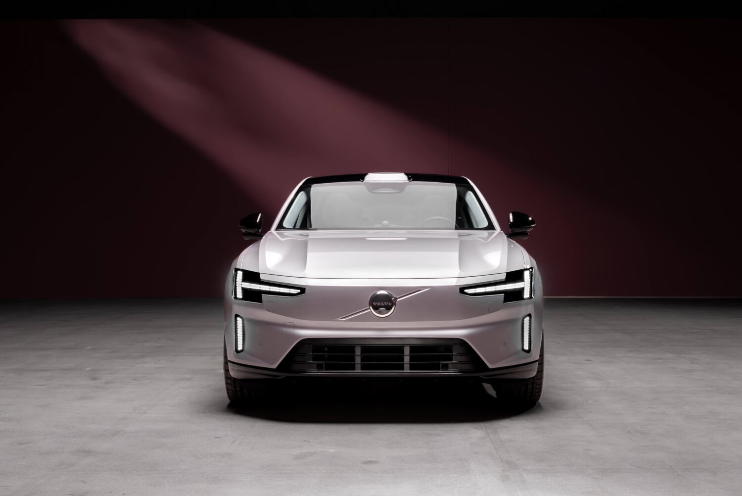 新型EV登場　ボルボES90　快適性もスペースにも妥協が存在しない、万能な一台