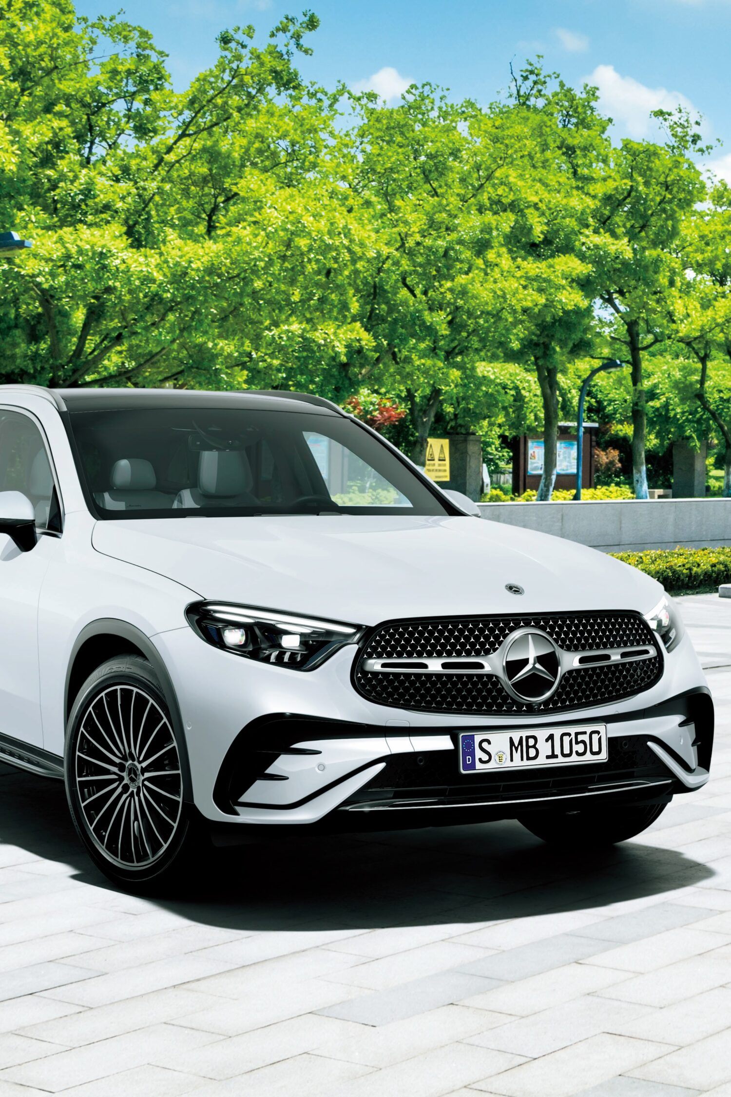 メルセデス・ベンツ人気のSUVモデルである、GLC/GLCクーペに新たなエントリーモデルが登場。コアバリューはそのままに、標準装備を厳選し戦略的価格を実現した。