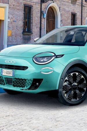 フィアット600eに初の特別仕様車　ラ・プリマ・ホワイトパッケージ　価格据え置き