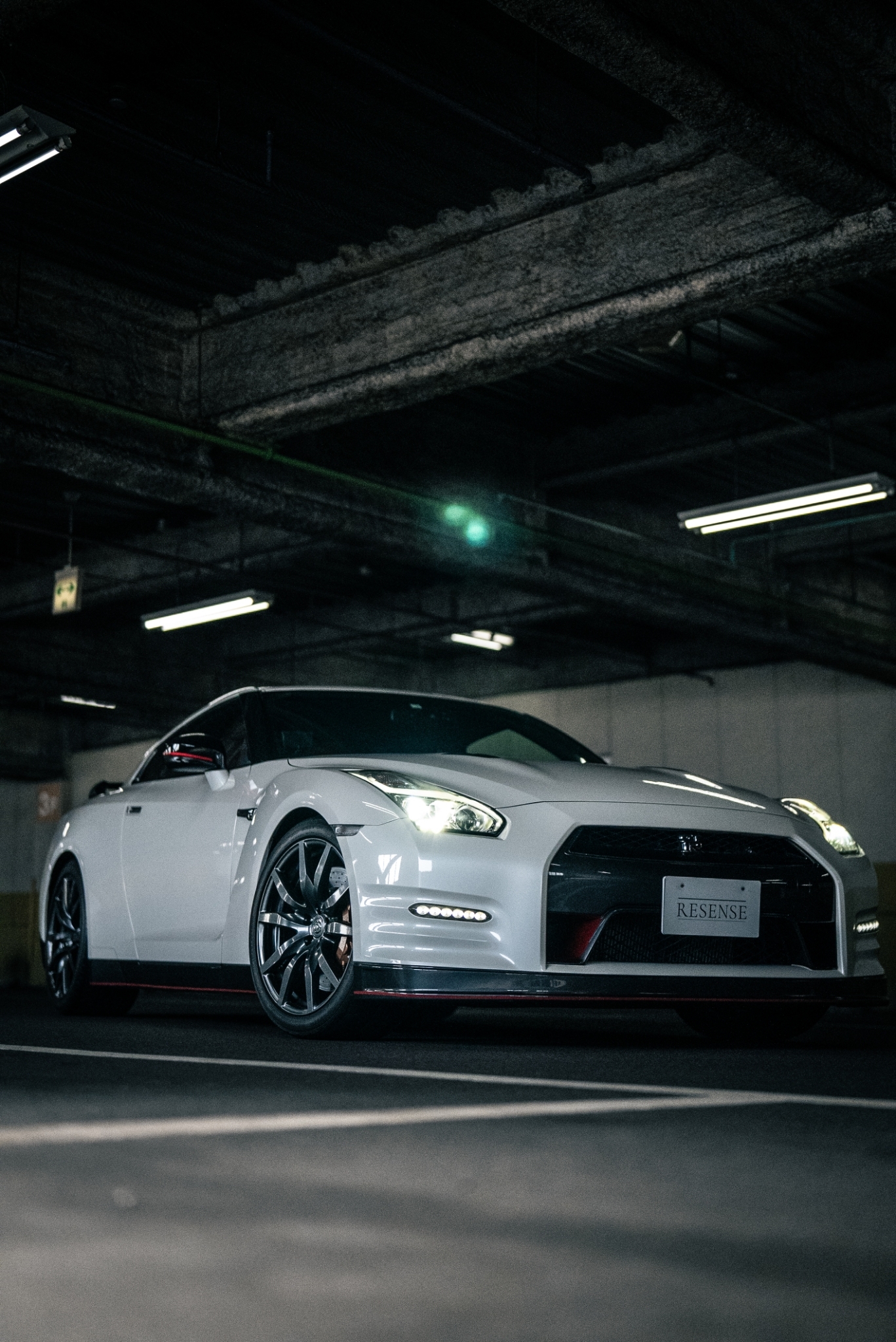 「そんな性能どこで使うの？必要？」いかにも日本らしい冷ややかな常套句だ。GT-Rよ、甘やかされることなく真っ向から力で世界に挑め。名だたる世界の名車を蹴散らせ。
