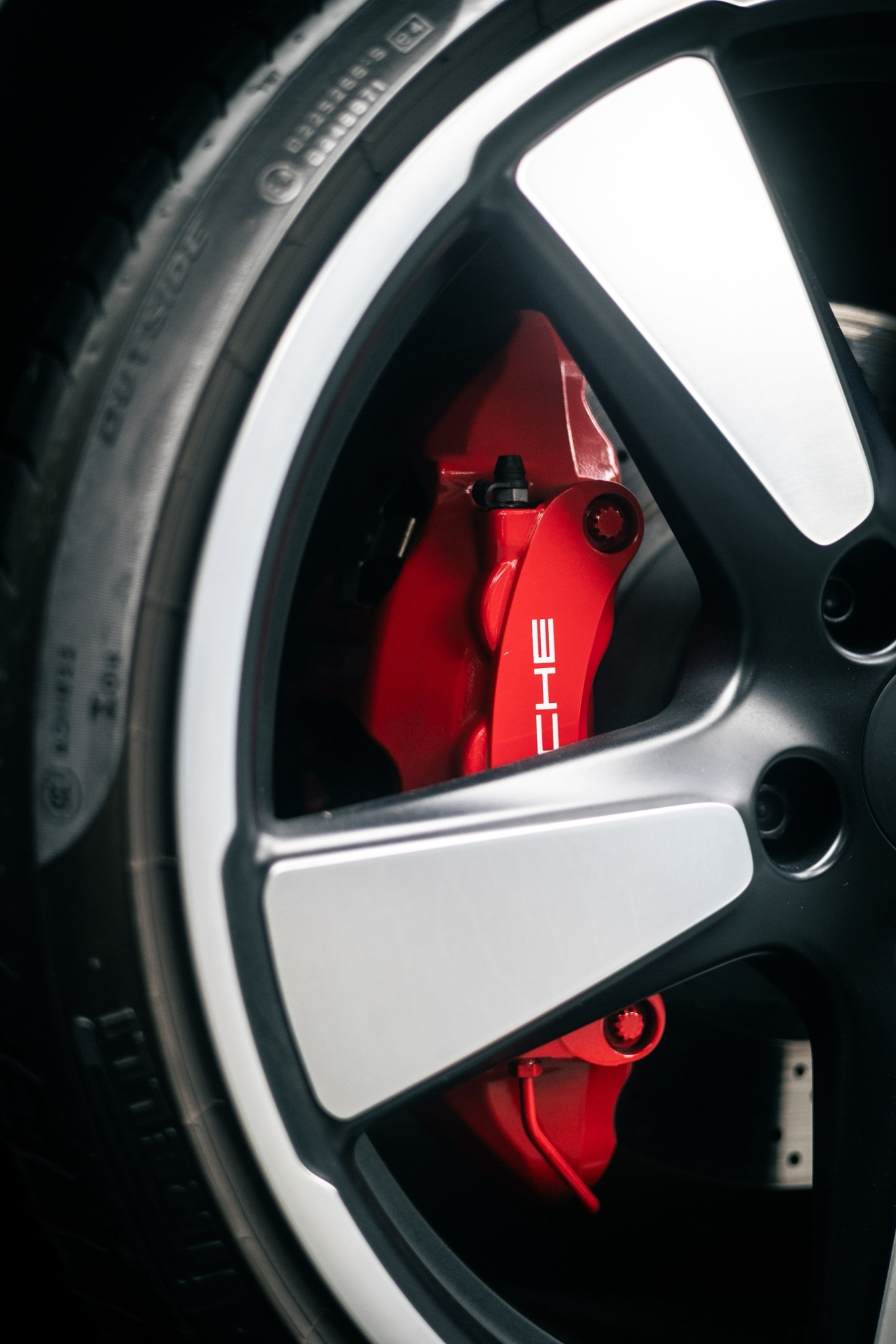 ポルシェ911 50周年アニバーサリー（RR/7AT）限定モデルだけのアジを有す