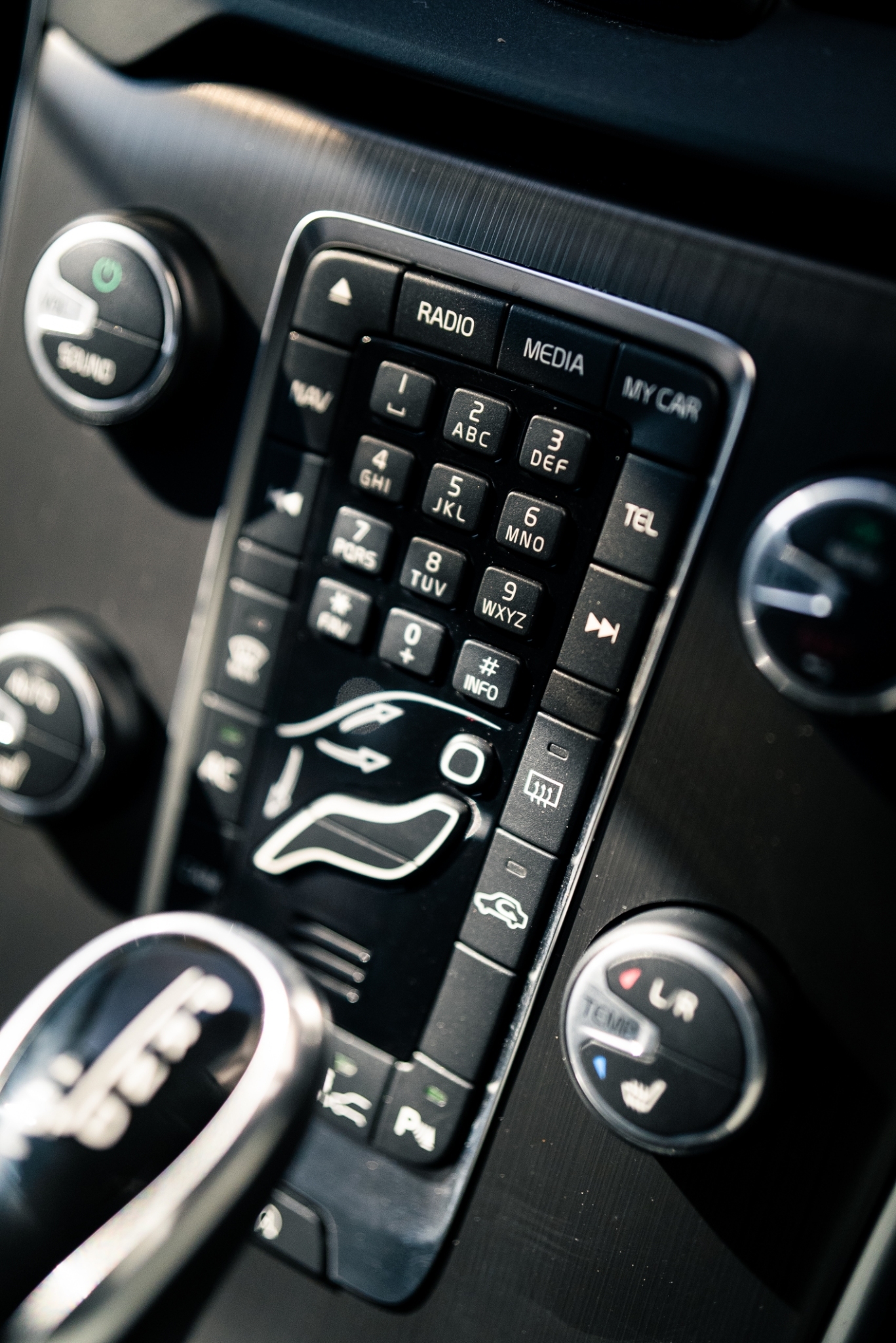 ボルボV40 T4（FF/6AT）コンパクトに品よく、クールと冷静のあいだで