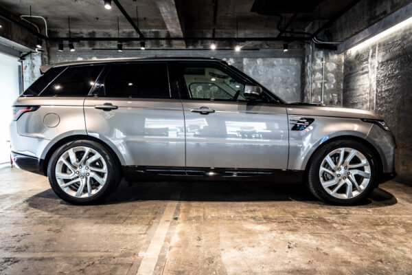 レンジローバースポーツ HSE(ディーゼル300PS) 4WD