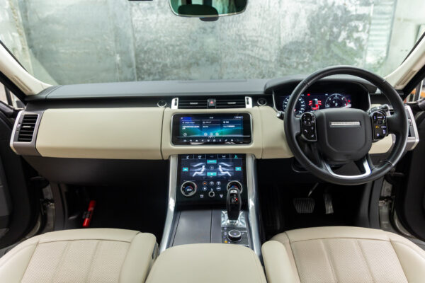 レンジローバースポーツ HSE(ディーゼル300PS) 4WD