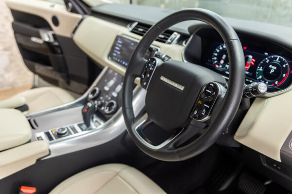 レンジローバースポーツ HSE(ディーゼル300PS) 4WD