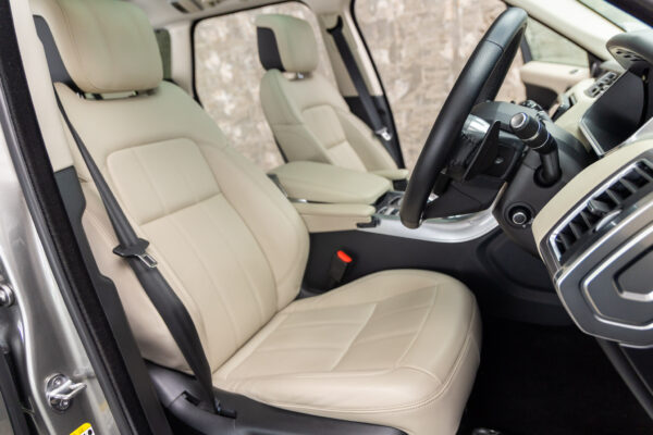 レンジローバースポーツ HSE(ディーゼル300PS) 4WD