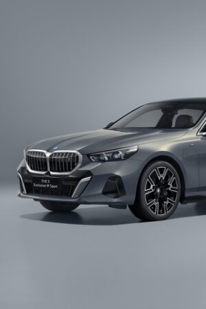 BMW 5シリーズにロングホイールベース設定　7シリーズに匹敵の後部座席空間を