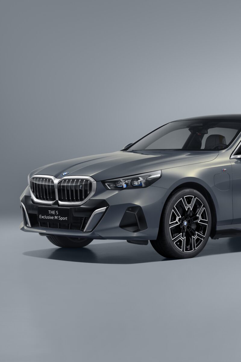 BMW 5シリーズにロングホイールベース設定　7シリーズに匹敵の後部座席空間を