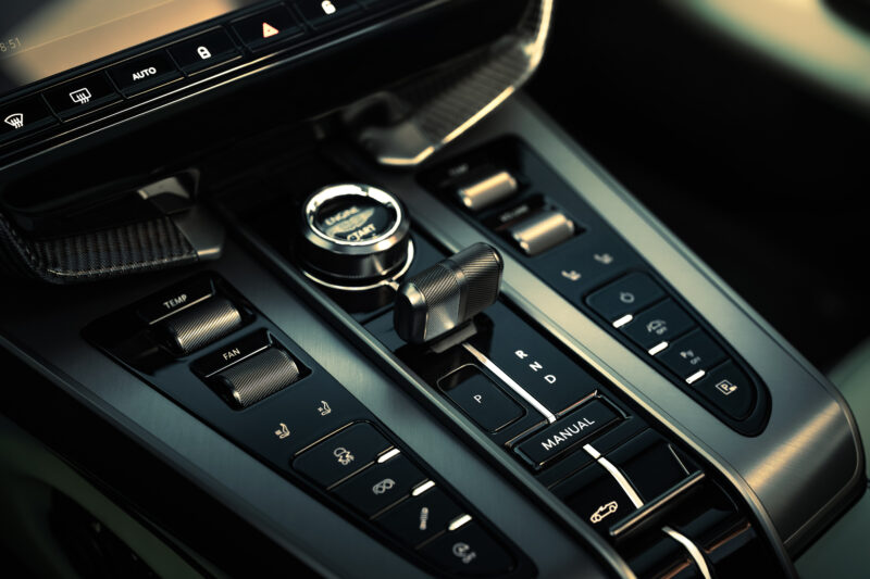 アストン・マーティン・ヴァンキッシュ・ヴォランテ登場　圧倒的な存在感と美しさ