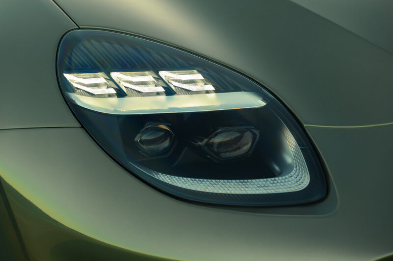 アストン・マーティン・ヴァンキッシュ・ヴォランテ登場　圧倒的な存在感と美しさ