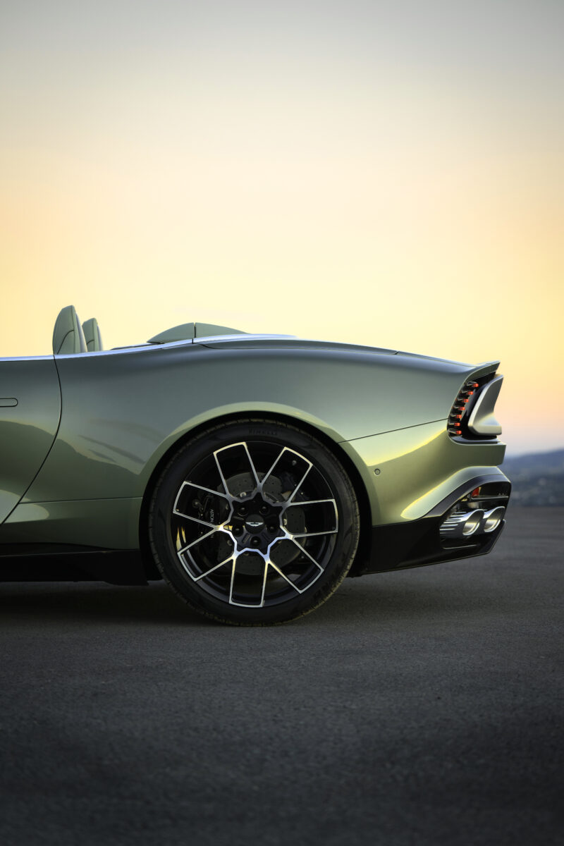 アストン・マーティン・ヴァンキッシュ・ヴォランテ登場　圧倒的な存在感と美しさ