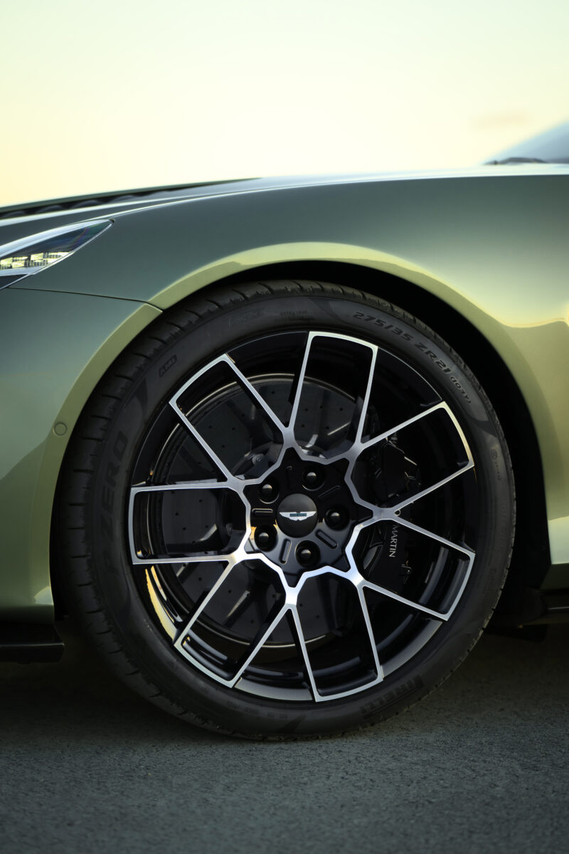 アストン・マーティン・ヴァンキッシュ・ヴォランテ登場　圧倒的な存在感と美しさ