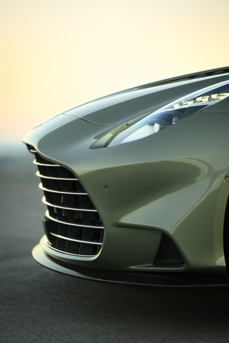 アストン・マーティン・ヴァンキッシュ・ヴォランテ登場　圧倒的な存在感と美しさ