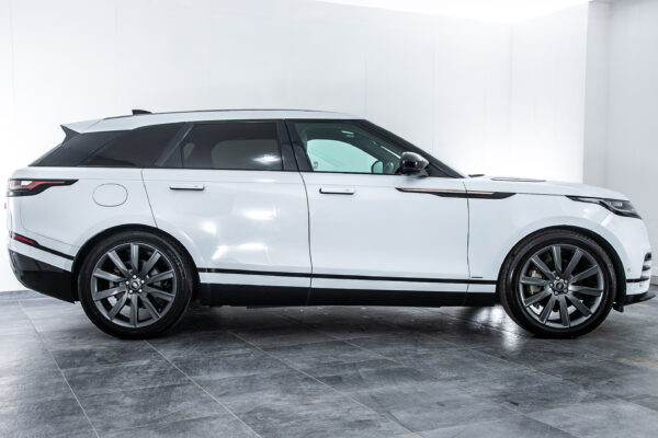 レンジローバーヴェラール Rダイナミック SE P300 4WD