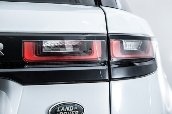 レンジローバーヴェラール Rダイナミック SE P300 4WD