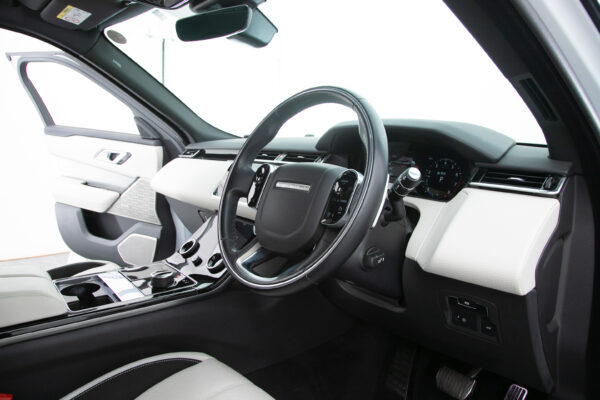 レンジローバーヴェラール Rダイナミック SE P300 4WD