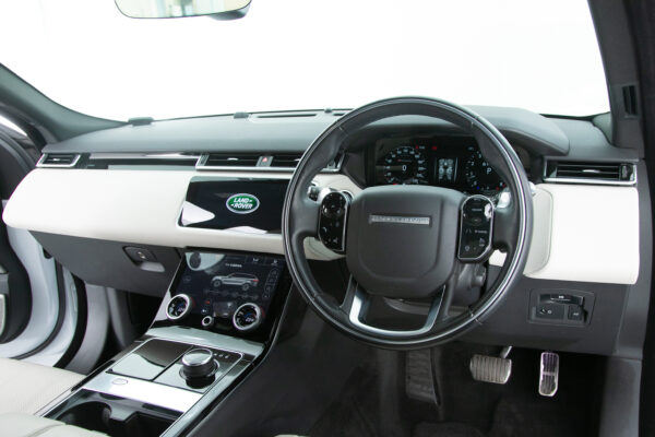 レンジローバーヴェラール Rダイナミック SE P300 4WD