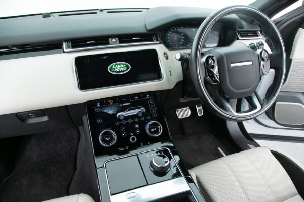 レンジローバーヴェラール Rダイナミック SE P300 4WD