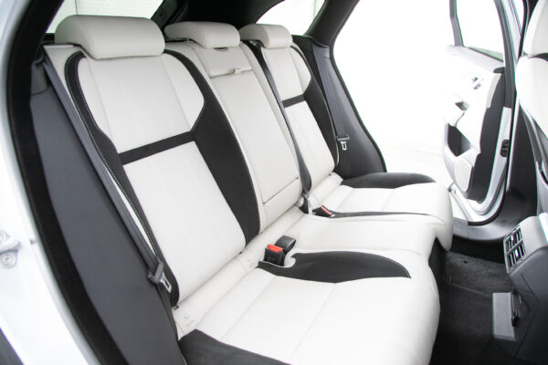レンジローバーヴェラール Rダイナミック SE P300 4WD