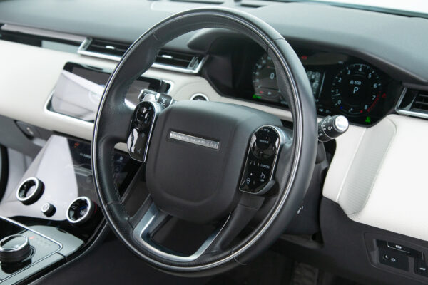 レンジローバーヴェラール Rダイナミック SE P300 4WD