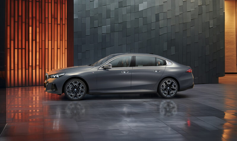 BMW 5シリーズにロングホイールベース設定 7シリーズに匹敵の後部座席空間を