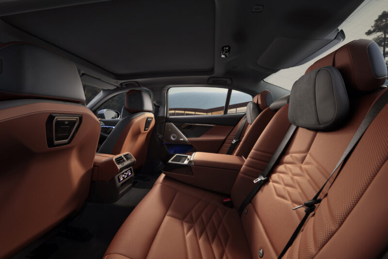 BMW 5シリーズにロングホイールベース設定 7シリーズに匹敵の後部座席空間を