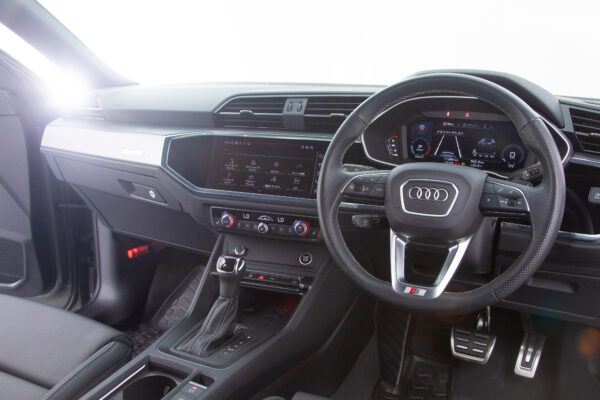 Q3 スポーツバック35TFSI Sライン