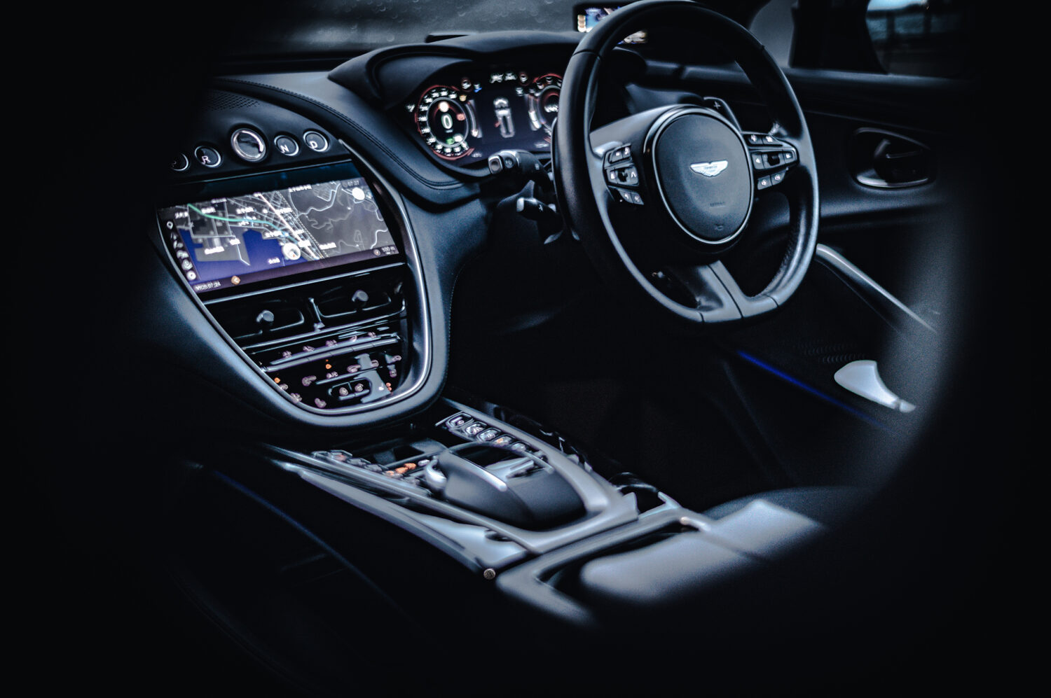 アストンマーティンDBX（4WD/9AT）素顔が見たいなら