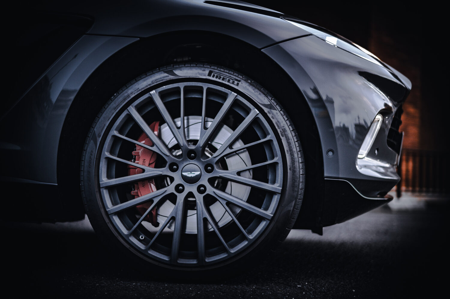 アストンマーティンDBX（4WD/9AT）素顔が見たいなら