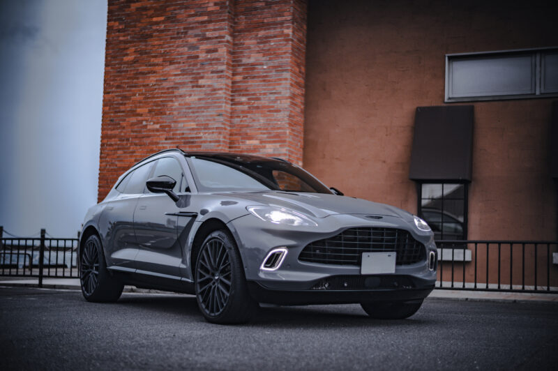 アストンマーティンDBX（4WD/9AT）素顔が見たいなら