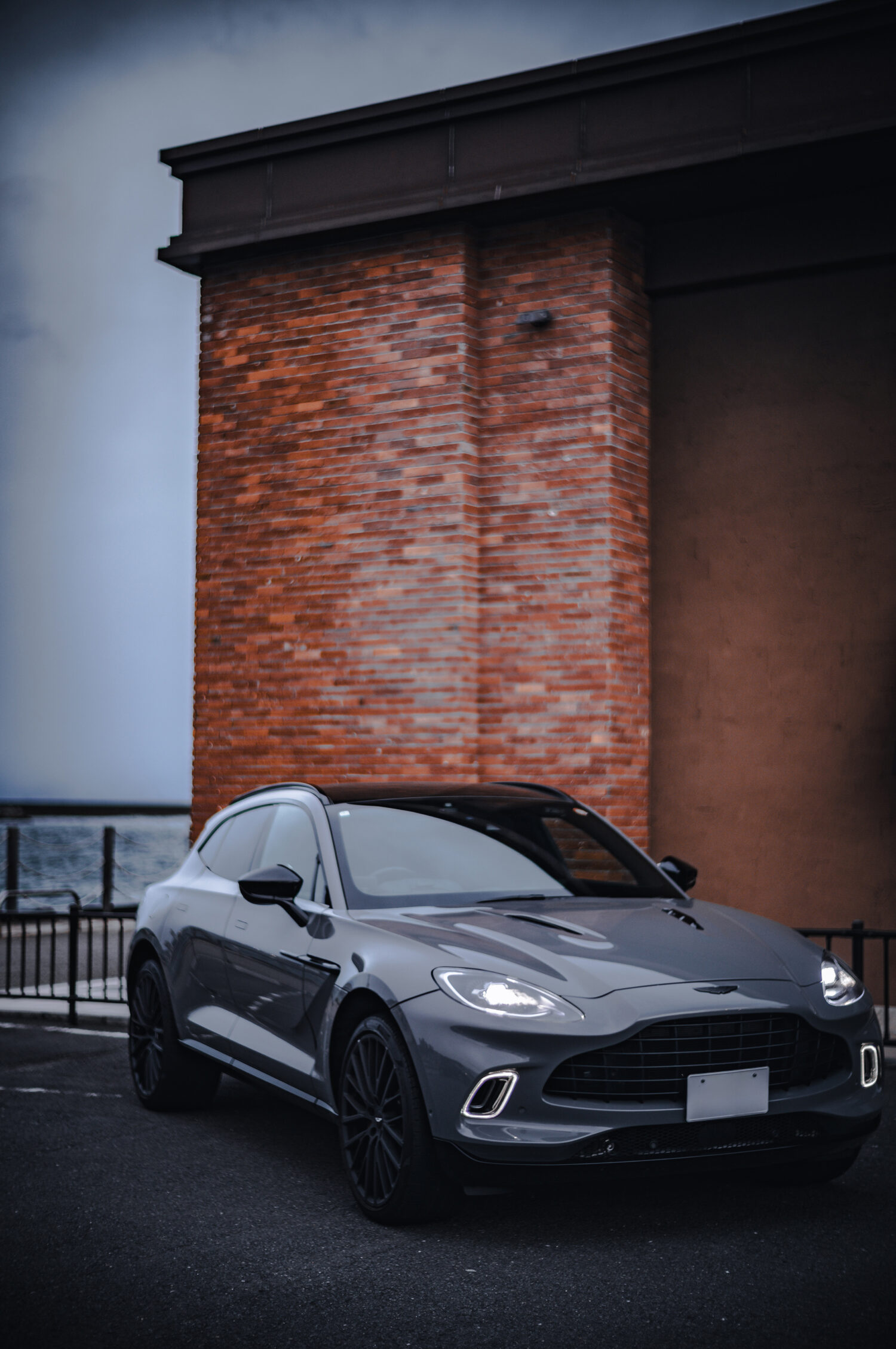 SUVという枠組みにありながら、アストンマーティンが持っている“スポーツカーの本能”を思わず感じてしまう瞬間がある。DBXは、そんな感覚にふと出会えるクルマだ。