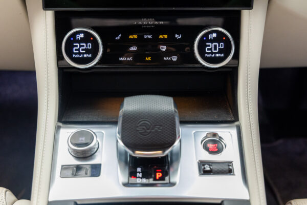 Fペイス SVR5.0L P550 4WD