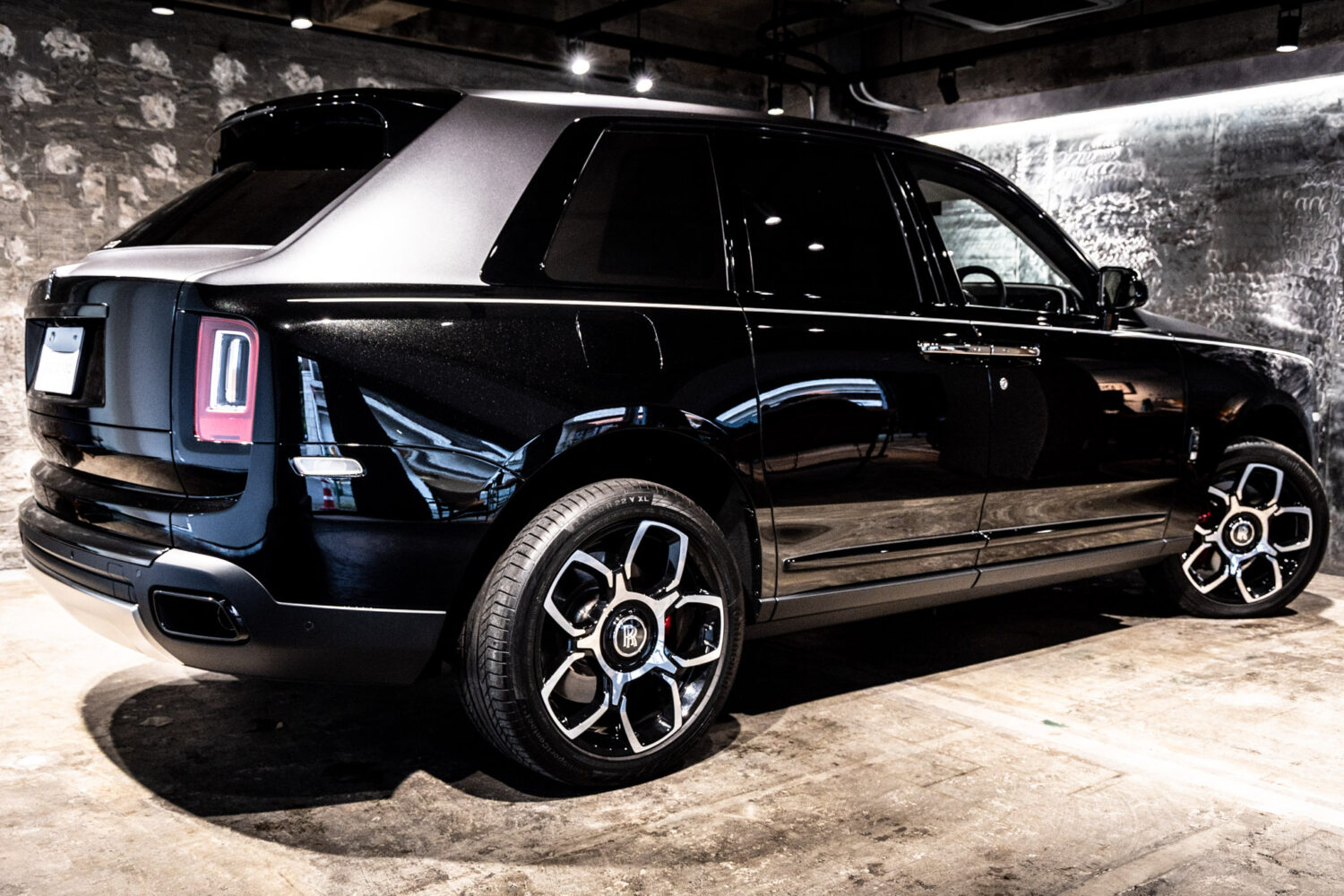 ブラックバッジカリナン 4WD