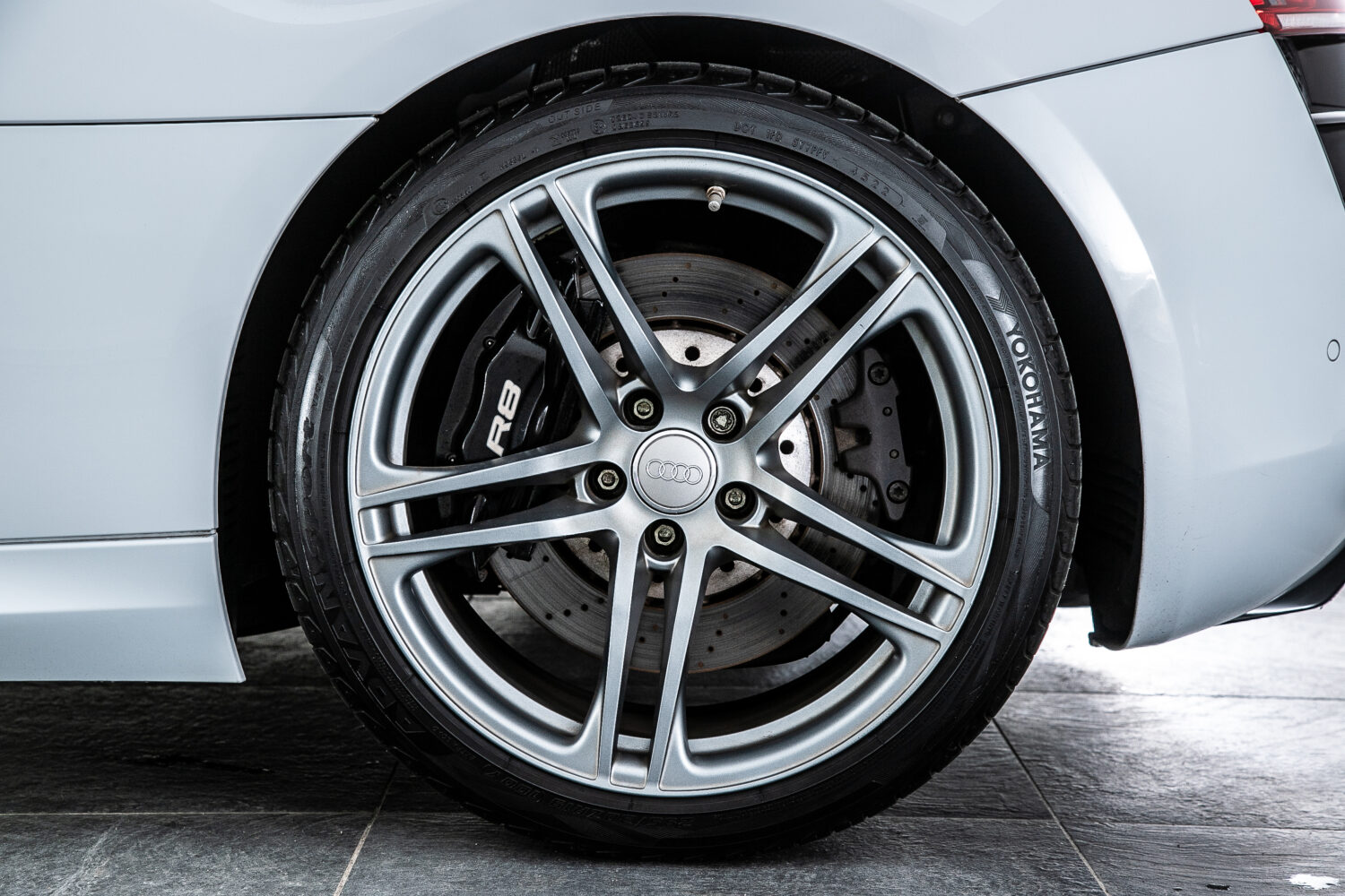 R8 スパイダー FSIクワトロ 4WD