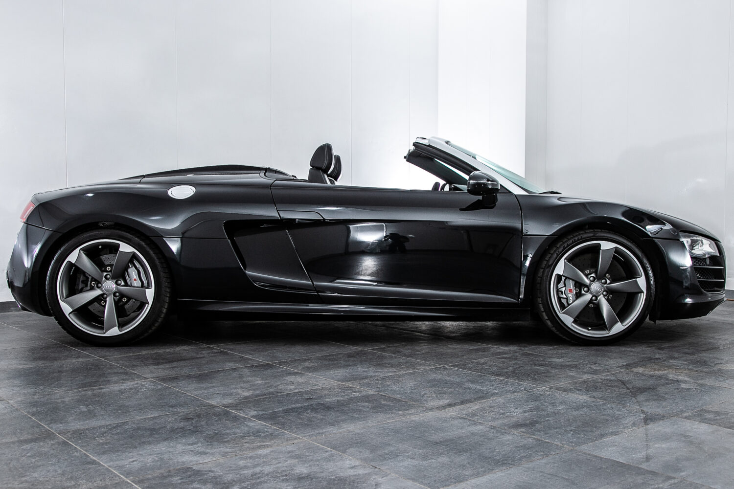 R8 スパイダー FSIクワトロ 4WD