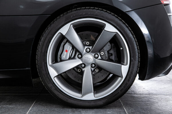 R8 スパイダー FSIクワトロ 4WD
