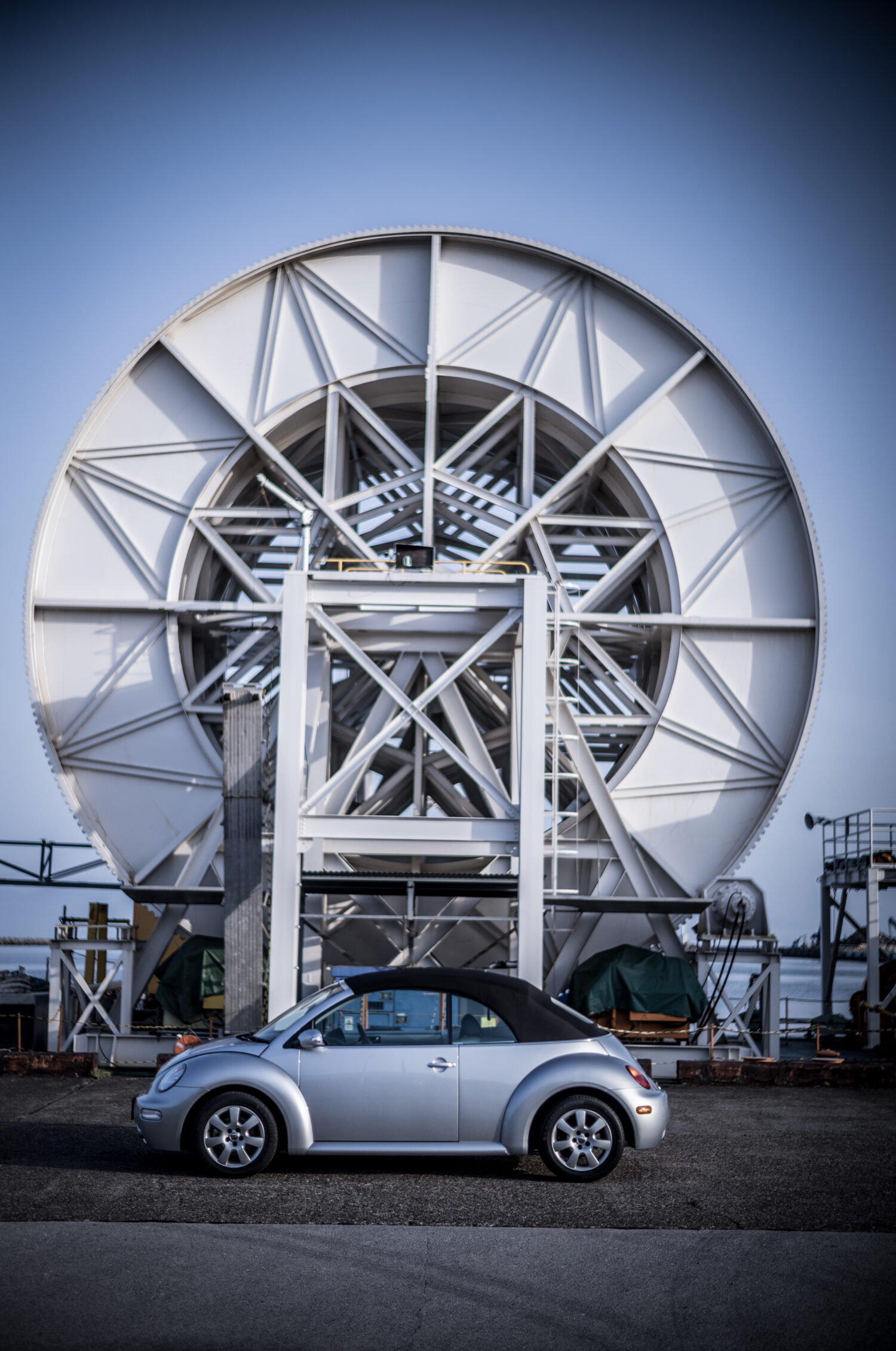走行わずか6000km、20年を経たとは思えないコンディションのニュービートル・カブリオレは、時代の空気とつくり手の意志をストレートに伝えてくる。