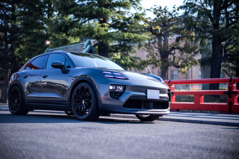 ポルシェ・マカン4エレクトリック（4WD）偶然という名の色に導かれて