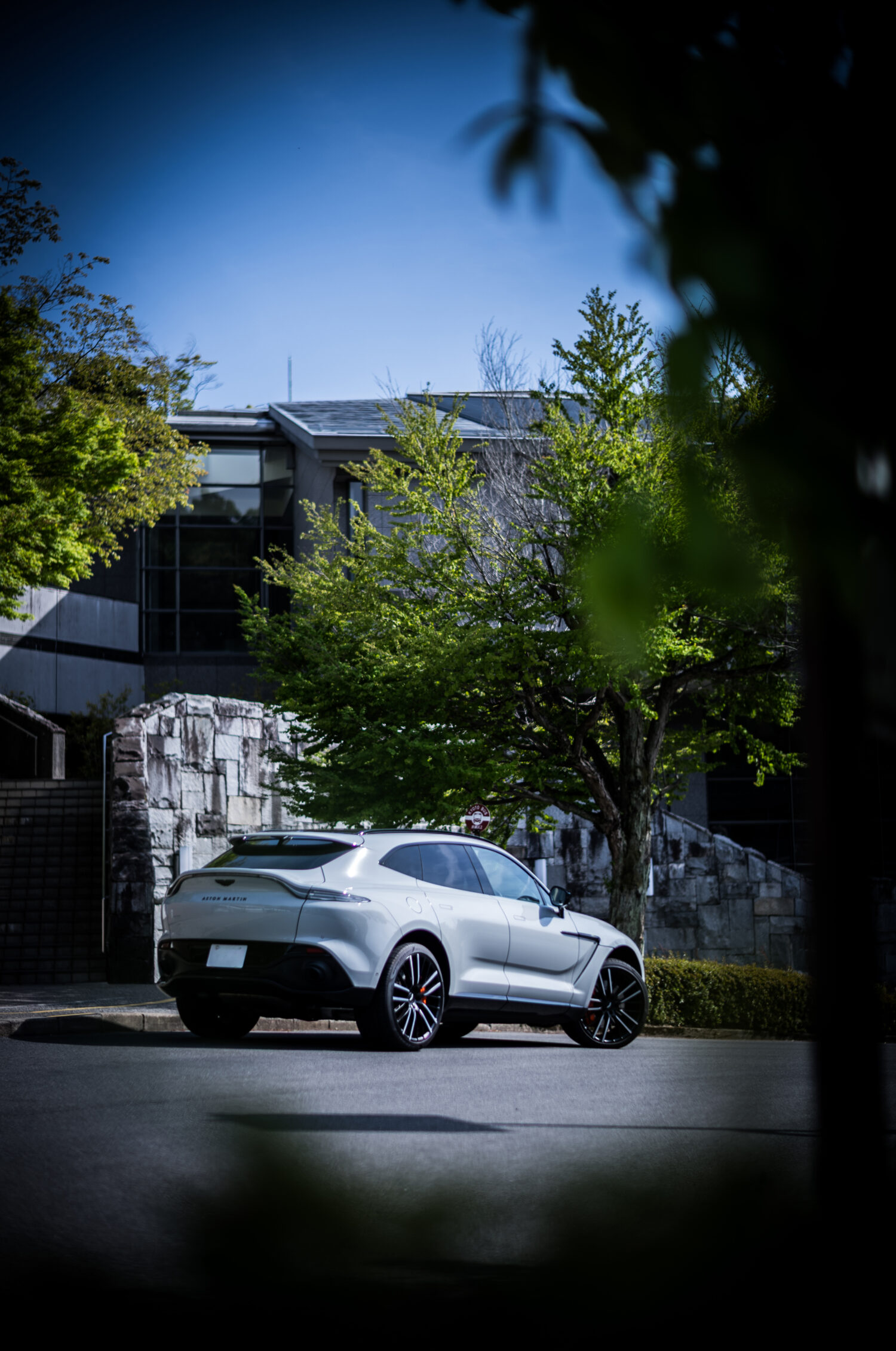SUVという枠組みにありながら、アストンマーティンが持っている“スポーツカーの本能”を思わず感じてしまう瞬間がある。DBXは、そんな感覚にふと出会えるクルマだ。