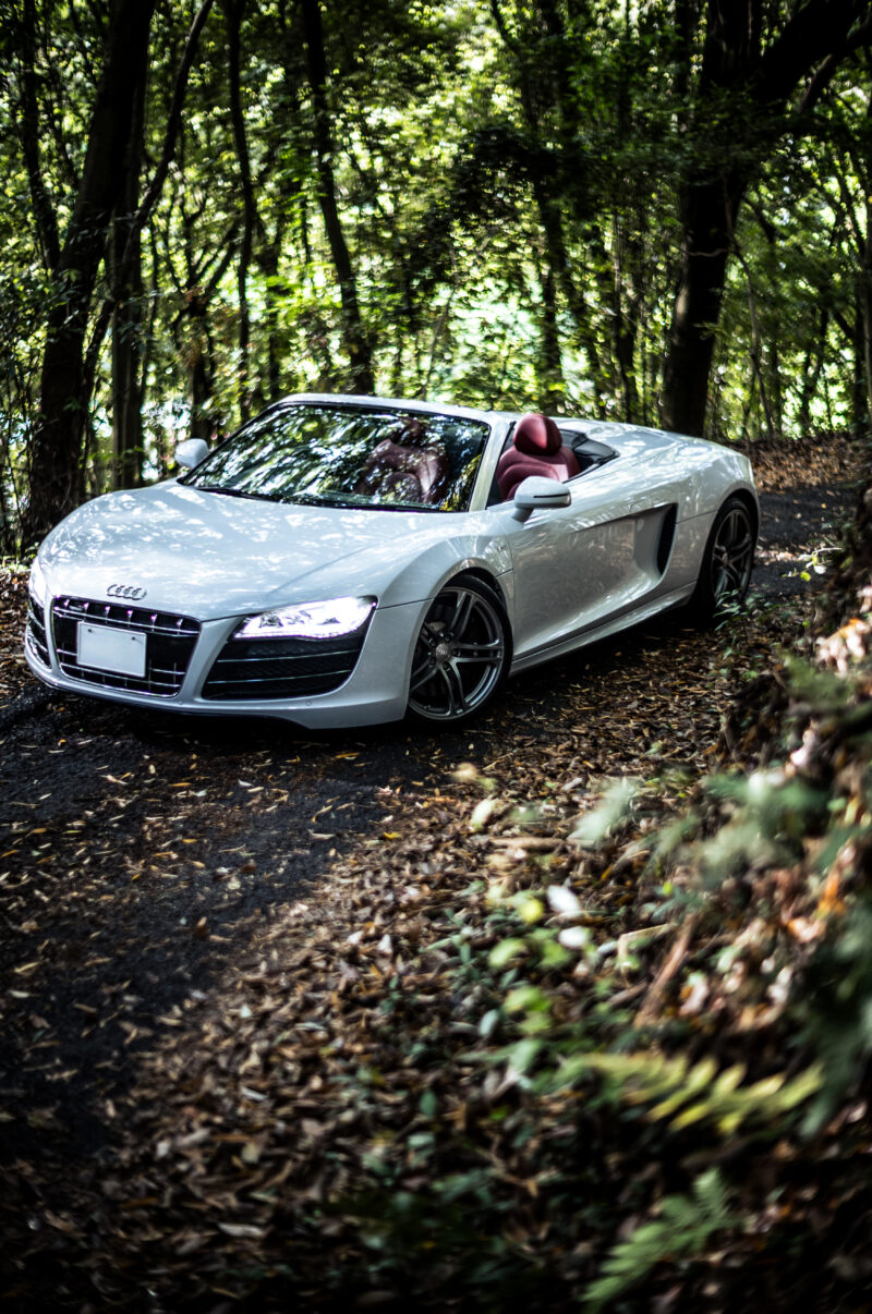 スーパーカーに「日常性」を求めるなんて、ナンセンスだろうか？だがアウディ・R8スパイダーは、その常識に異を唱えてくる。
