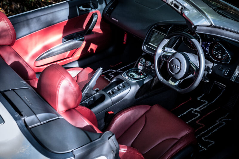 アウディ・R8スパイダー（4WD/6AMT）ドレスコードは不要です。