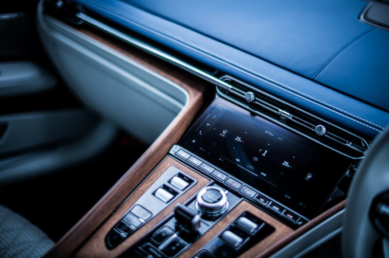 アストンマーティン・DB12（FR/8AT）アップデートされた高揚感