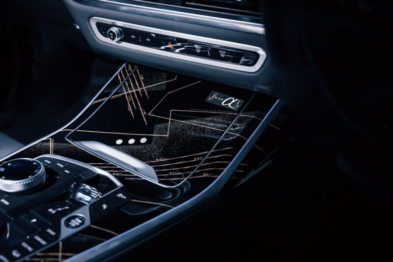 存在感ある漆黒 日本専用限定100台 BMW X7 ブラックα 数々の専用品装備