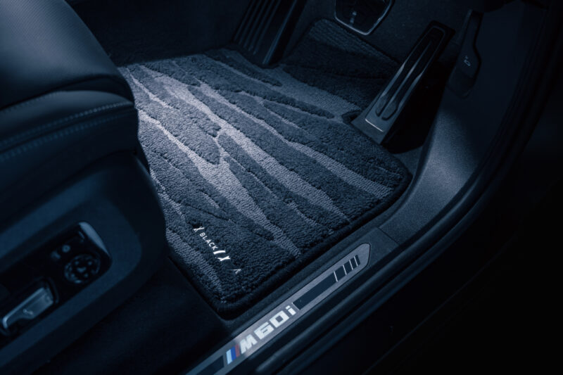 存在感ある漆黒 日本専用限定100台 BMW X7 ブラックα 数々の専用品装備