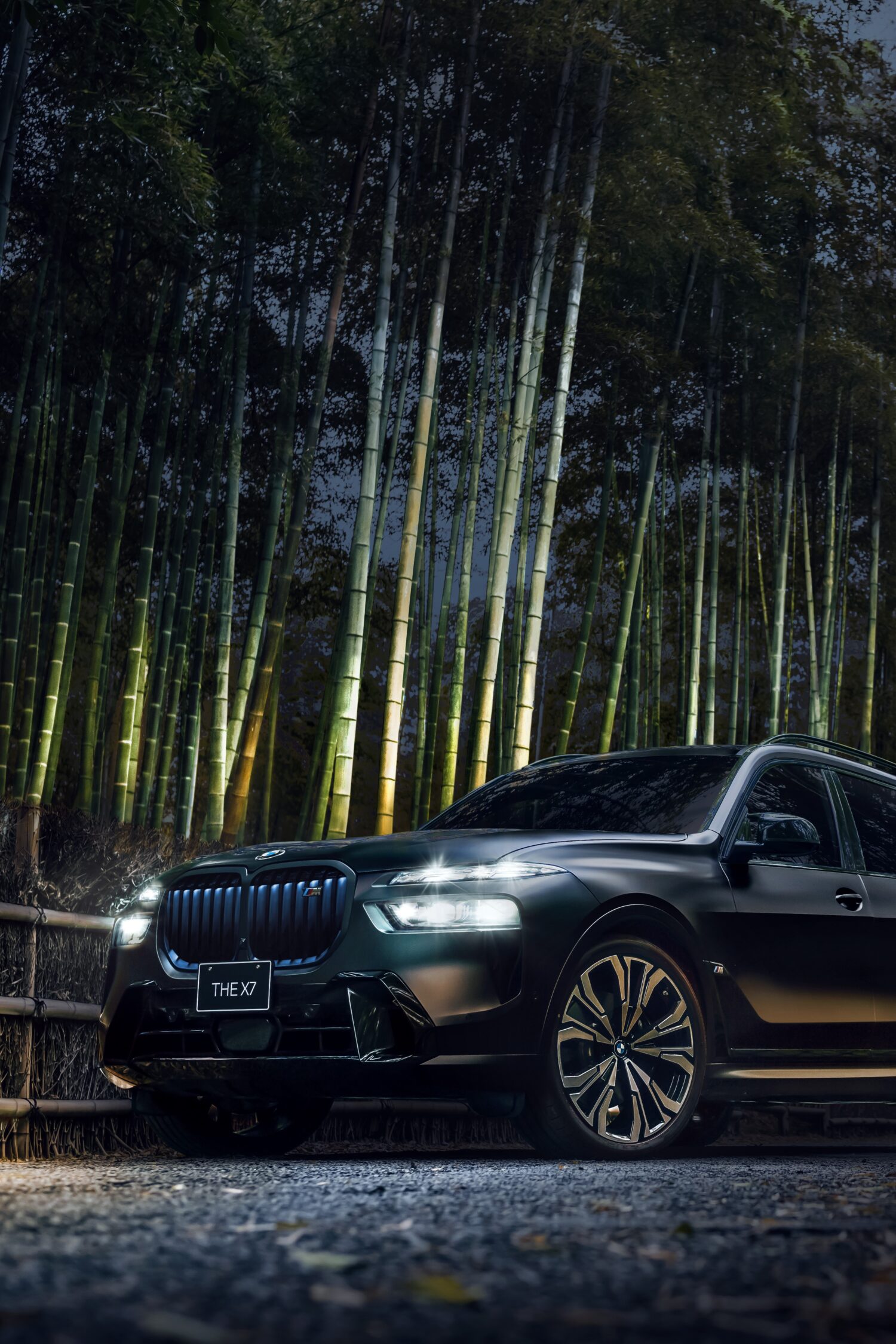 BMWは、SAVのX7をベースに、存在感ある漆黒に仕立てた日本向け専用の限定車「BMW X7 ブラックα」を、日本全国限定100台導入する。