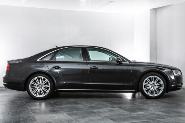 A8 4.2 FSIクワトロ 4WD 4.2 FSI クワトロ 4WD　V8 ワンオーナー 9000km 茶レザー 内装A