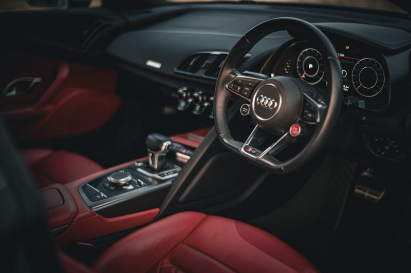 アウディ・R8（2016）ヒストリーの911か、ドラマチックのR8か